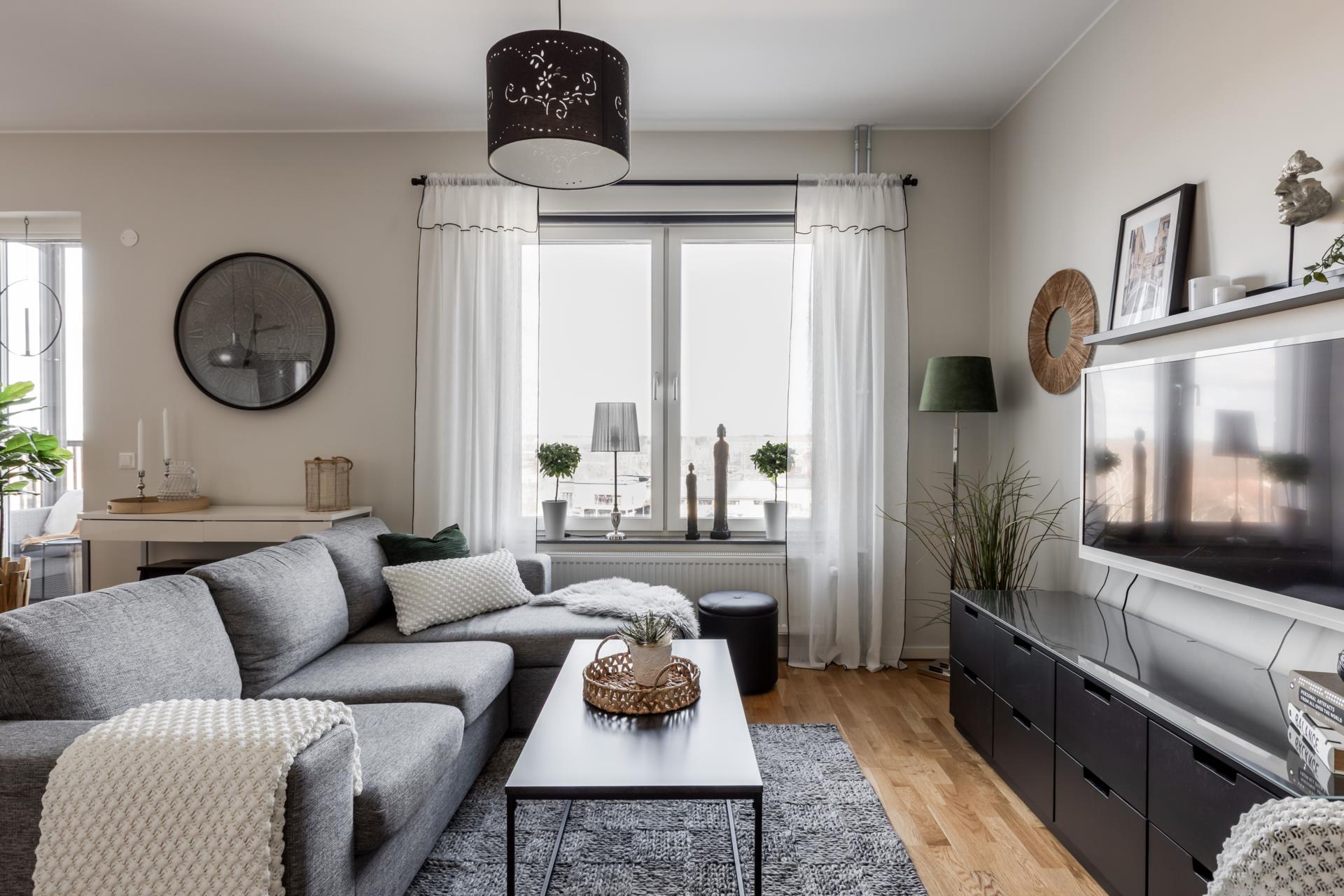 INGLASAD BALKONG HÖGT UPP I HUSET!