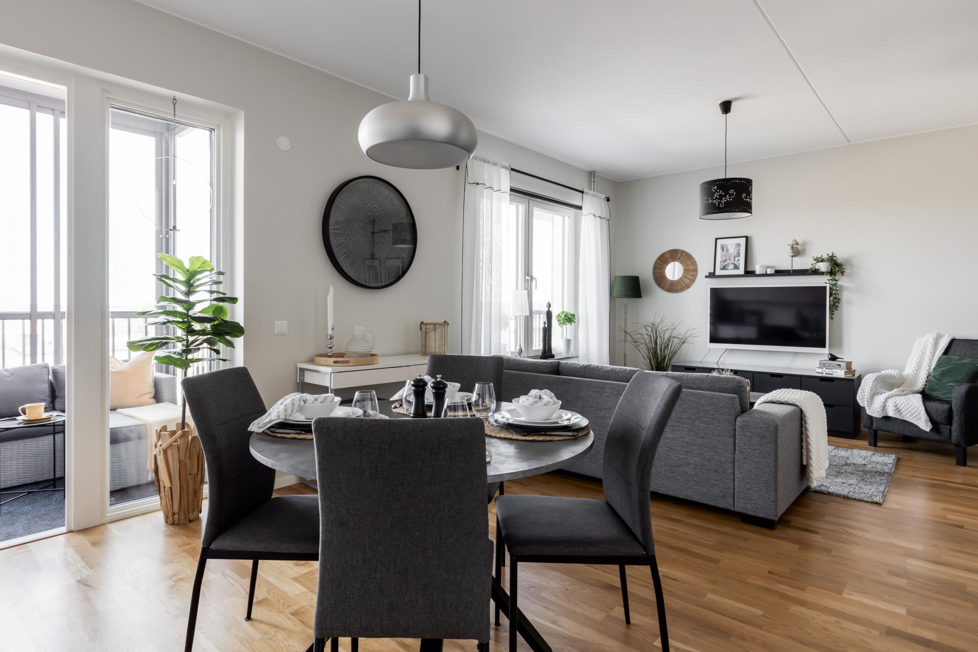 INGLASAD BALKONG HÖGT UPP I HUSET!