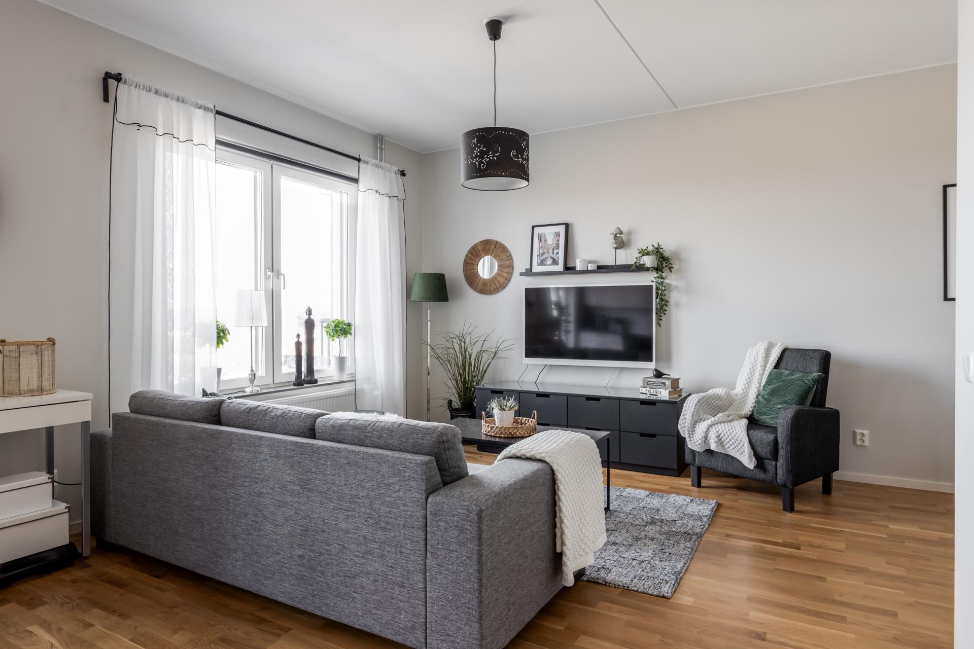 INGLASAD BALKONG HÖGT UPP I HUSET!