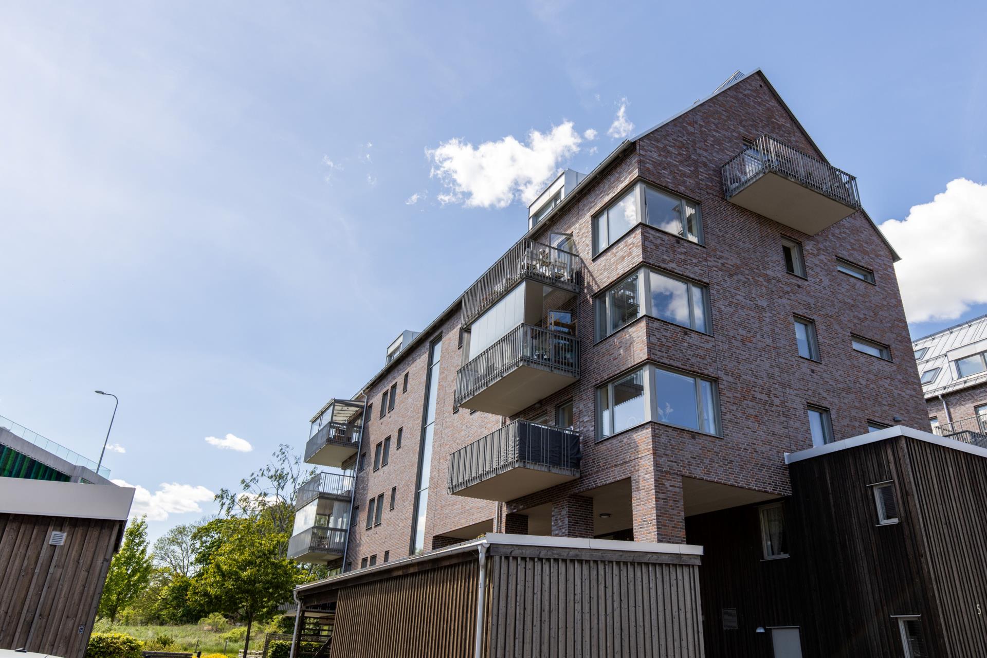 Luftigt vardagsrum som bjuder in till både vardagsliv och umgänge – här trivs du direkt!