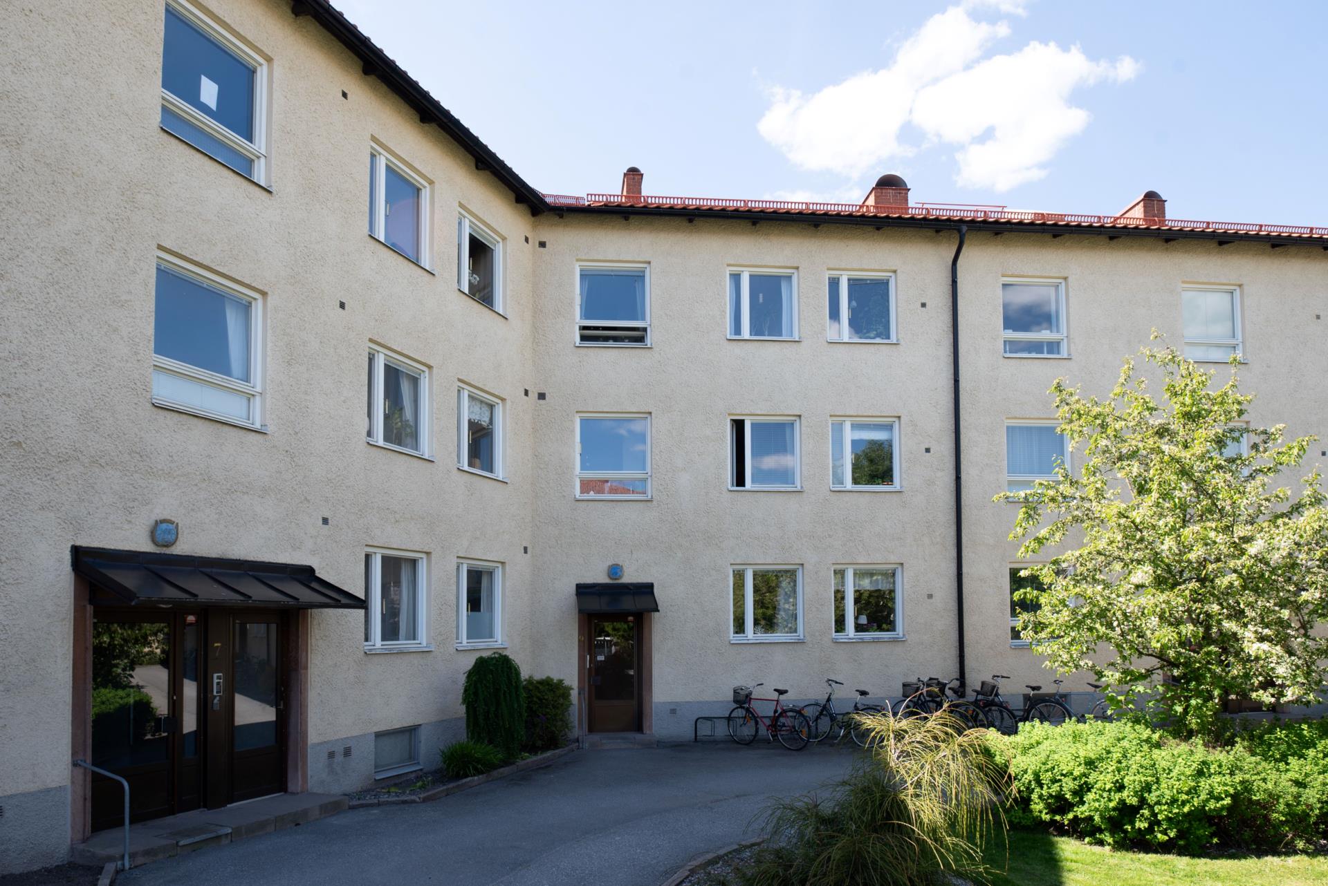 Mycket stark ekonomisk förening och ett stilrent badrum med kakel och klinker