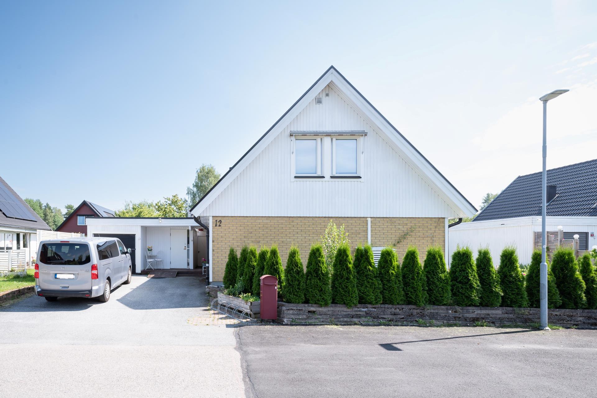 TOTALRENOVERAD STOR VILLA, MÖJLIGHET TILL 6 SOVRUM!