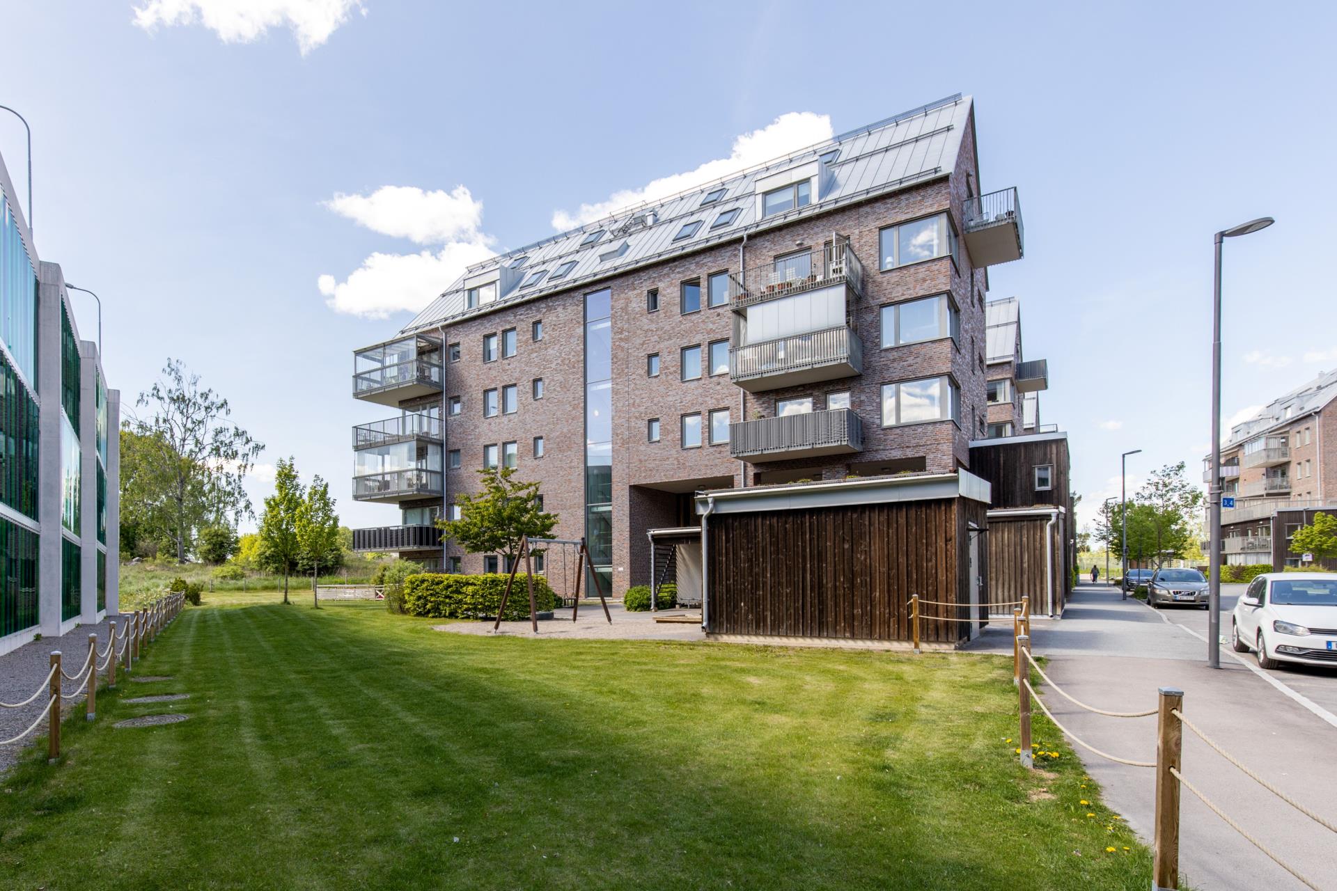 Luftigt vardagsrum som bjuder in till både vardagsliv och umgänge – här trivs du direkt!