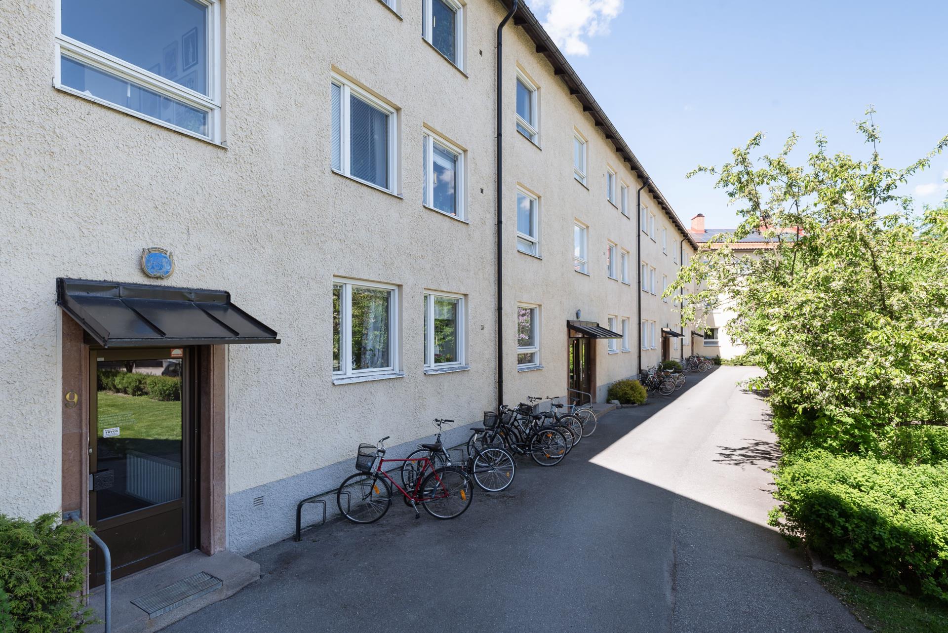 Mycket stark ekonomisk förening och ett stilrent badrum med kakel och klinker