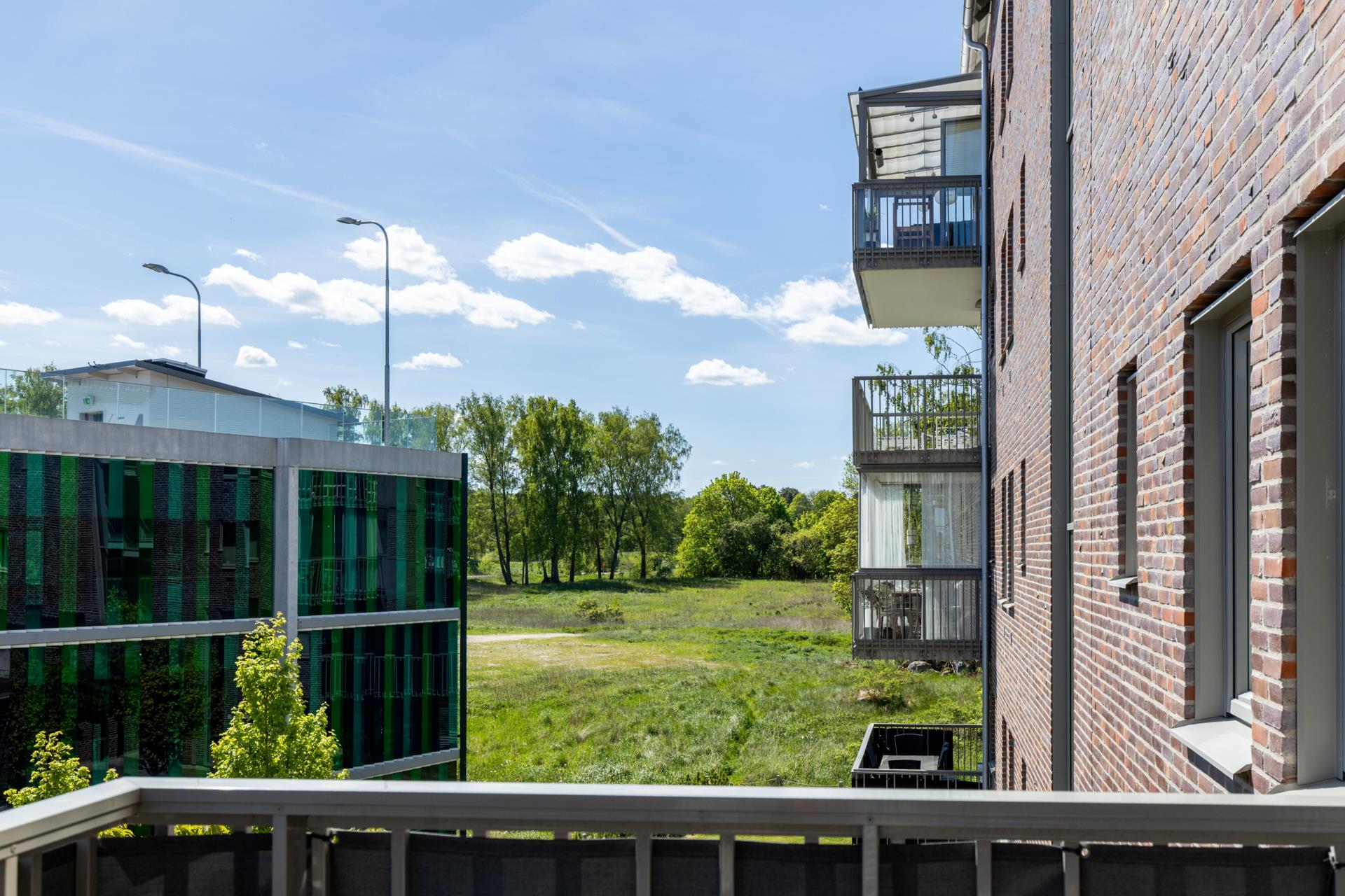 Luftigt vardagsrum som bjuder in till både vardagsliv och umgänge – här trivs du direkt!